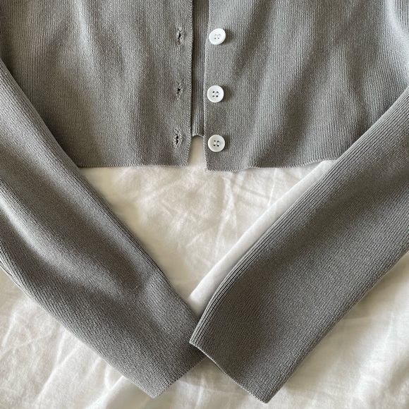 Grey button up long sleeve crop cardigan - Picture 2 of 8